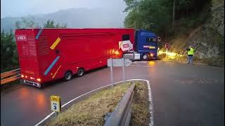 la vuelta 2017 acceso carretera Angliru maniobra bajada área recreativa viapará Riosa [upl. by Ocsicnarf]