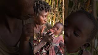 That’s Incredible Love 💕 See how Hadzabe women caring their siblings food hadzabetribe [upl. by Franciskus]