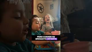 ¡Niña aprende a eructar y su amiga lo intenta con resultado hilarante 🤣 [upl. by Tomkiel]