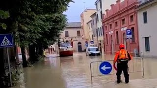 quotAlarmstufe Rotquot Extremes Hochwasser wütet in Norditalien [upl. by Demah]