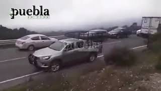 Montan retenes falsos para asaltar en la autopista PueblaOrizaba [upl. by Kelula463]