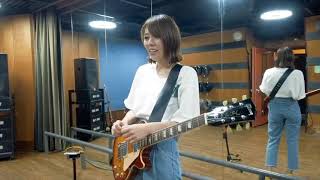 KON  Aki Toyosaki Guitar Practice Behind the Scenes JPN [upl. by Shue]