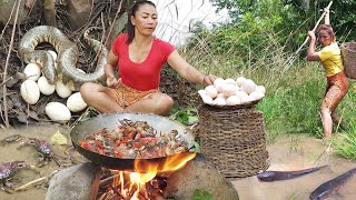 Survival in forest Catch amp cook crab with egg Fish hot spicy curry so delicious food Top survival [upl. by Eruot]