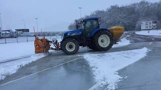 Déneigement  9 tracteurs équipés de lames et de saleuses  agglomération dijonnaise [upl. by Ettedranreb876]