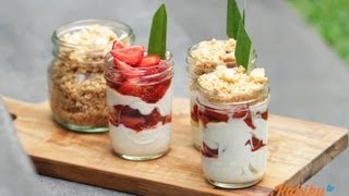 Resep Strawberry Yogurt Parfait Crumble  YUDA BUSTARA amp PUTRI MIRANTI [upl. by Zulaledairam]