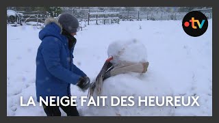 Batailles de boules de neige et promenades  la neige fait des heureux [upl. by Zantos]