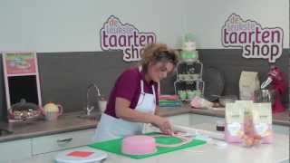 Taart maken en decoreren 3  Taart bekleden met marsepein of fondant [upl. by Harlen]