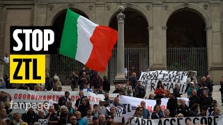 Manifestazione in Campidoglio contro la Ztl quotI mezzi pubblici non funzionano come ci spostiamoquot [upl. by Tabbitha]