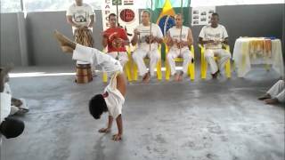 Pedro e Arthur de 6 anos na Capoeira  criança vem jogar [upl. by Harness284]