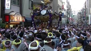 平成26年 上野・下谷神社 おばけ神輿【乱闘続出】町会渡し（４） [upl. by Ymac]