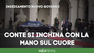 Picchetto donore per Conte che saluta i militari con la mano sul cuore [upl. by Alo]