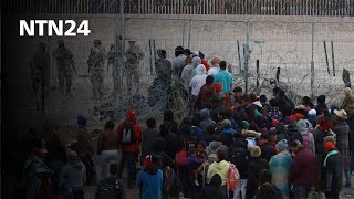 Migrantes derriban valla e invaden zona en la que estaban agentes de la Guardia Nacional de Texas [upl. by Remliw]