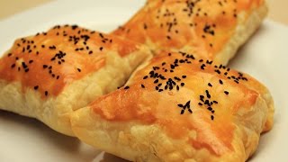 Talaş Böreği Tarifi  Milföy Hamurundan Tavuklu Bohça Börek [upl. by Haizek]