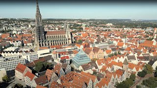 Die Stadt Ulm mit Fischerviertel und Münster mit Luftaufnahmen bei schönstem Wetter [upl. by Aihsenrad]