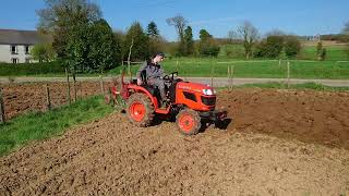 Labour charrue Majar micro tracteur Kubota B 1220 [upl. by Catto114]