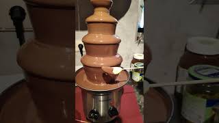 Schokobrunnen mit Callebaut Kuvertüre Belgian Chocolate Callets  Chocolate fountain [upl. by Holmann140]