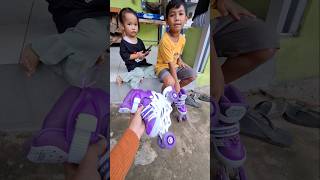 Fatih pake sepatu roda punya adilah❓️❓️❓️ emang muat ❓️❓️❓️ youtubeshorts [upl. by Elyl209]