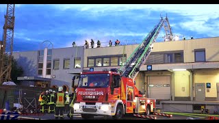 Decke einer Lagerhalle in Flammen stundenlanger Einsatz der Feuerwehr in Kelsterbach  01062016 [upl. by Whorton]