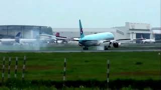 Korean Air Boeing 777300ER Terrible and unsafe Landing [upl. by Thadeus]