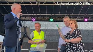 De eerste wijkbewoners ontvingen een luchtfoto van gemeente Emmen tijdens jubileumfeest van de wijk [upl. by Barling]