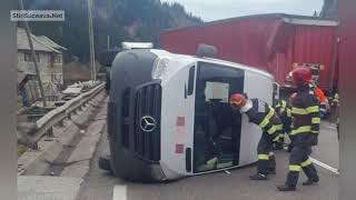 Accident între un microbuz de transport persoane și un camion în Pasul Mestecăniș [upl. by Brubaker]