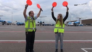 SanneSchiphol 2  Sanne parkeert een vliegtuig [upl. by Nyrhtac]