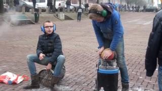 traditie getrouw carbid schieten in Genemuiden op het Havenplein [upl. by Staal]