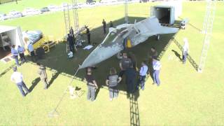 Time lapse da montagem do mockup do Gripen NG [upl. by Eillib]