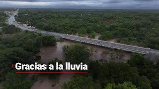 ¡Bendita lluvia Tristes por lo que perdieron en la inundación pero contentos por el agua que cayó [upl. by Ullman411]