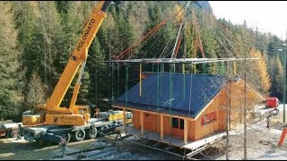 Sollevamento di una casa con autogrù Poloniato a Cortina dAmpezzo [upl. by Seugirdor]