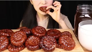 ASMR MUKBANG KOREAN CHOCOLATE COOKIES Yakgwa [upl. by Fitzhugh587]