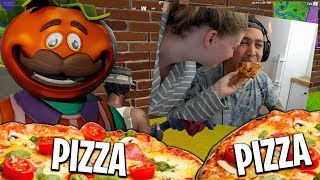 Sara gir et stykke med pizza til Lloyd og stapper det i munnen hans ❤️ekte kjærlighet❤️ [upl. by Eahsel]