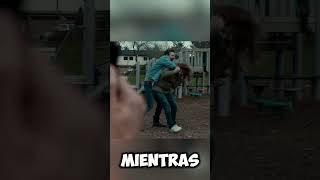 Una mujer controla un monstruo de forma remota para evitar un 😱 desastre peliculascoreanas resumen [upl. by Einalam]