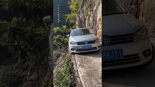 Experienced driver meets cars on cliffs Pull over Meetcarsonnarrowroads viralvideo [upl. by Skeie909]