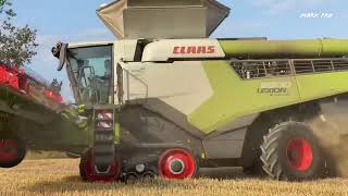 John Deere MOISSONNEUSEBATTEUSE  John Deere Vs Claas Lexion 8900 Big Combine Harvester working [upl. by Htiderem]