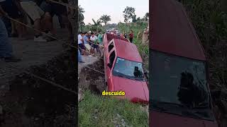 Hombres se unieron para sacer de una zanja a un auto trucks trailers camioneros camiones camion [upl. by Payne543]