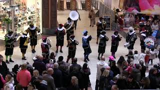 Pietenband Muggenblazers in winkelcentrum Hoofddorp 02122018 [upl. by Asoj747]