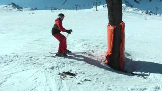 Lustiger Skiunfall  Skifahrer fährt gegen einen Baum [upl. by Nuarb]