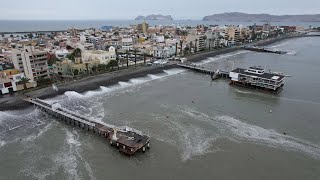 Callao cierran playas de La Punta por fuerte oleaje [upl. by Tudela723]