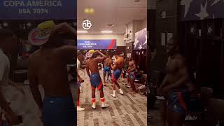 JUGADORES COLOMBIANOS ARMAN UNA COMPLETA FIESTA EN EL CAMERINO [upl. by Banwell]