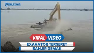 Detikdetik Ekskavator Terbawa Arus Banjir saat Perbaiki Tanggul Jebol [upl. by Eanwahs454]