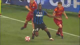 ROMAINTER 01 FALLACCIO DI TOTTI A BALOTELLI GLI TAGLIA LE GAMBE FALLO DA ROSSO [upl. by Aziram]