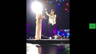 Juanpa Zurita proposed to Lele Pons on STAGE LIVE AT MTV 2017 Juanpa Zurita propuso a Lele Pons [upl. by Falo]