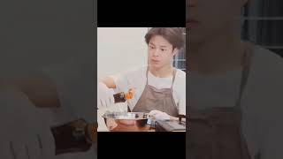 Jimin forget to open oil bottle cap 🤭 Jikook cooking together 😁😄🤭bts jimin jungkook shorts [upl. by Ashwin]