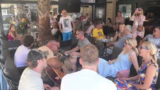 Obožavatelji pjevaju pjesme Olivera Dragojevića u caffe baru Cesarica [upl. by Troyes]