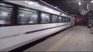 Last Minute Great Acceleration By Super Clean VANDE BHARAT EXPRESS Train From Dadar Mumbai [upl. by Mathia]