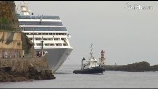 Espectacular llegada de un crucero al puerto de Pasaia [upl. by Alyos]