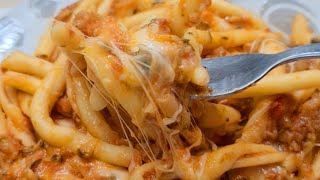 PRANZO VELOCE IN 10 MINUTI FUSILLI FRESCHI CON RAGÙ DI ZUCCHINE E FORMAGGIO FILANTE GOLOSISSIMO [upl. by Llenahs]