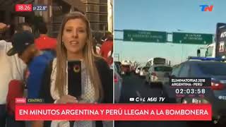 HINCHAS PERUANOS HACEN EMOCIONAR A REPORTERA ARGENTINA [upl. by Yleme]