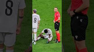 VINICIUS JR SE LESIONA Y ÁRBITRO SE RÍE EN EL ESTADIO BERNABÉU shorts football realmadrid [upl. by Elazaro]